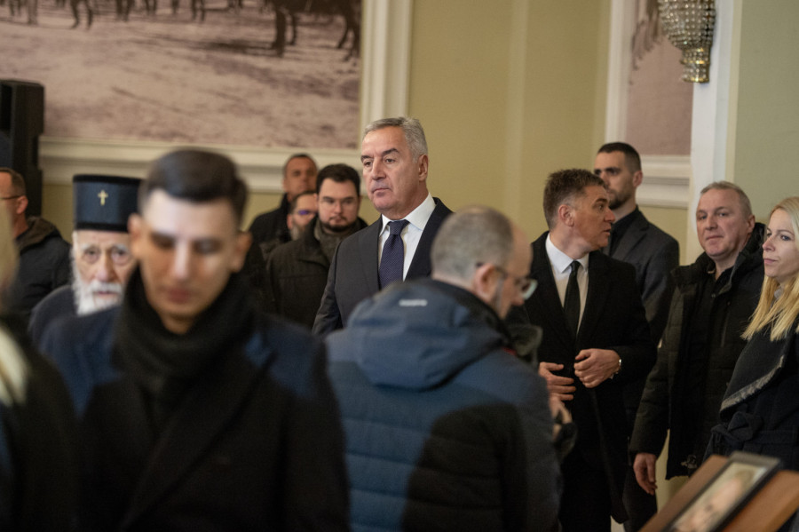 Pokušavaju da zatru srpski trag u Crnoj Gori; Analitičari sumnjaju da je Milo Đukanović otišao sa vlasti