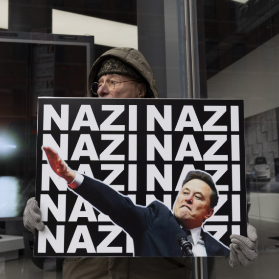 Sebe nazivaju "antinacistima": Danas kreću u uništavanje automobila FOTO