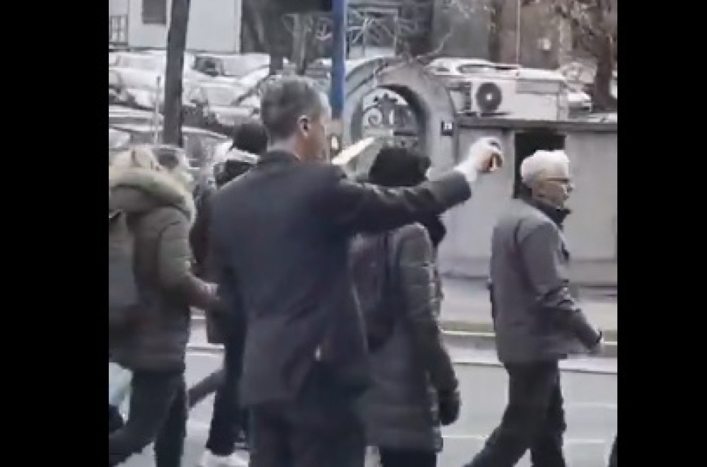 Albanski lobista Eduard Džozef pravi selfi na protestu u Beogradu VIDEO