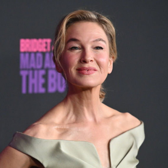 Kažu da je zbog operacija neprepoznatljiva, ali njeno zgodno telo i danas oduševljava FOTO