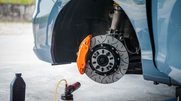 Auto vuče u stranu i oseća se miris paljevine? Mogući krivac su čeljusti kočnica