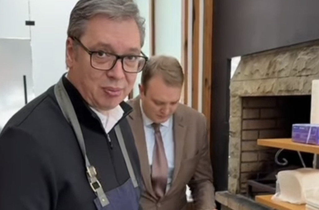 Vučić sprema sendviče za građane: Vidimo se u Mitrovici u 17 časova VIDEO