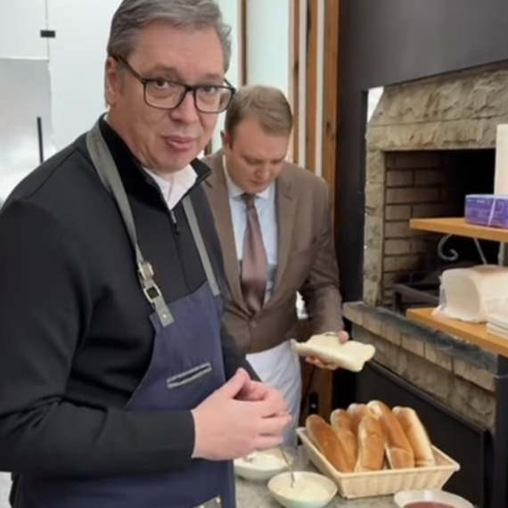 Vučić sprema sendviče za građane: Vidimo se u Mitrovici u 17 časova VIDEO