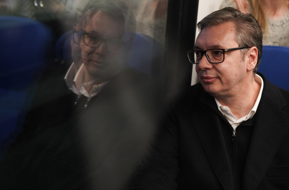Vučić iz voza na putu ka Sremskoj Mitrovici: Gotovo je sa pokušajima obojene revolucije, narod želi da radi