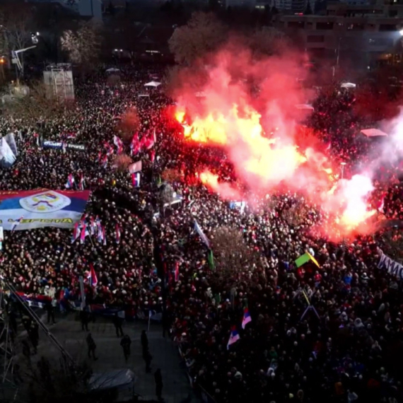 Više od 120.000 ljudi u Sremskoj Mitrovici; Ovacije za Vučića; Usvojena Deklaracija o Vojvodini FOTO/VIDEO