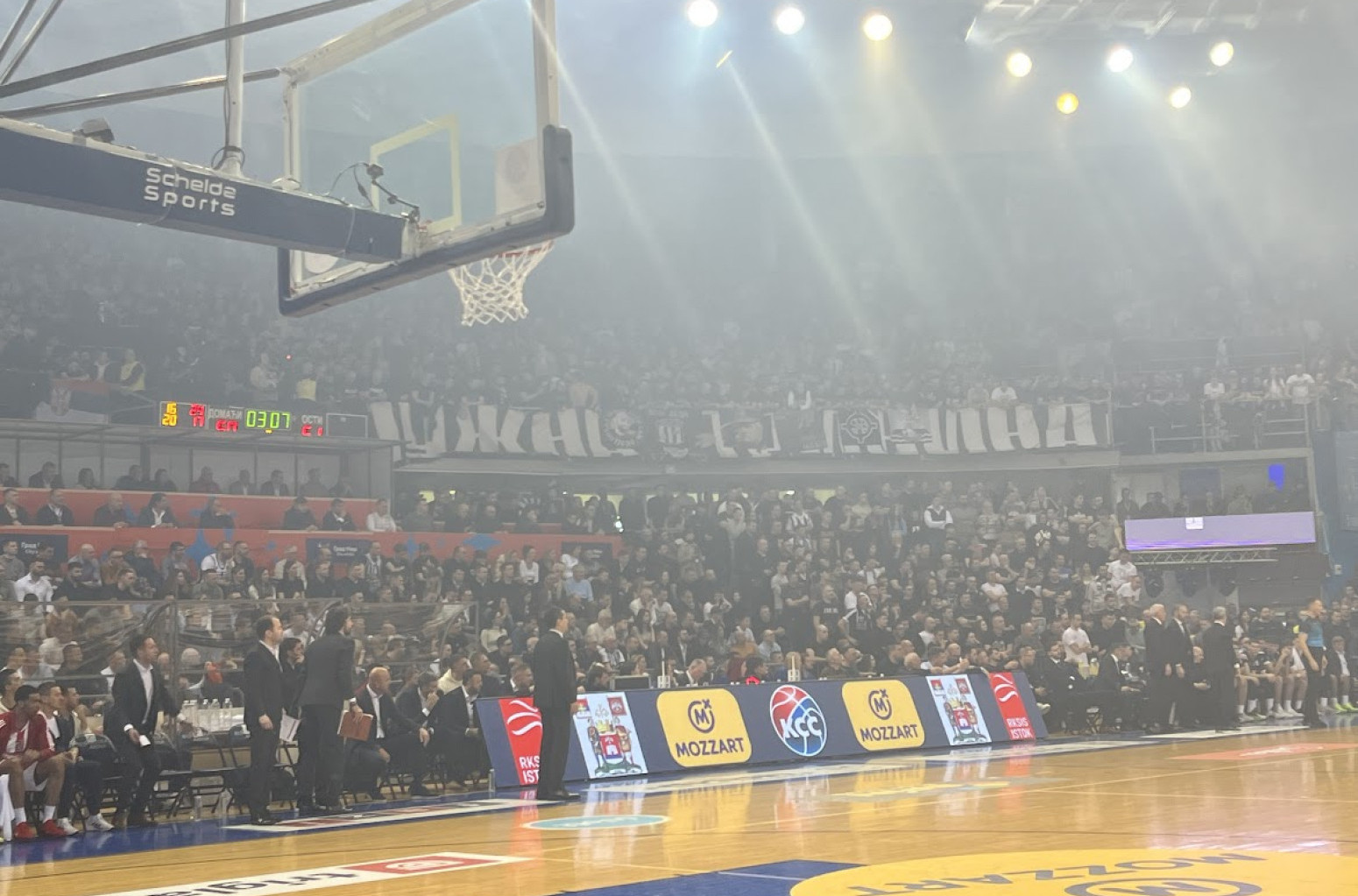 "Grobari" se potukli – poletele i baklje VIDEO