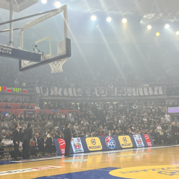 "Grobari" se potukli – poletele i baklje VIDEO