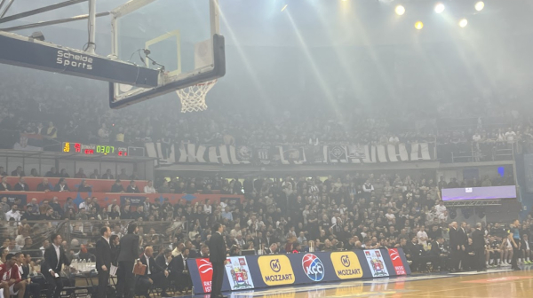 "Grobari" se potukli – poletele i baklje VIDEO