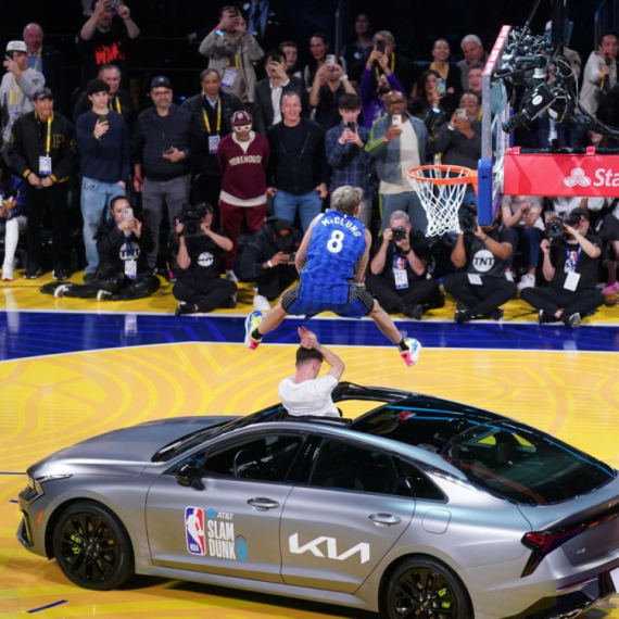 Preskočio auto, pa ispisao istoriju Ol-star zakucavanja VIDEO