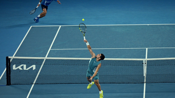 Tenis na pesku i kamilama – kako su se snašli Đoković i Alkaras? VIDEO