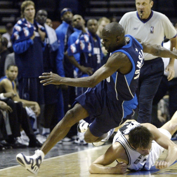 Novi skandal u Dalasu – uhapšen trener, udario ženu pištoljem i pretio da će da je ubije!