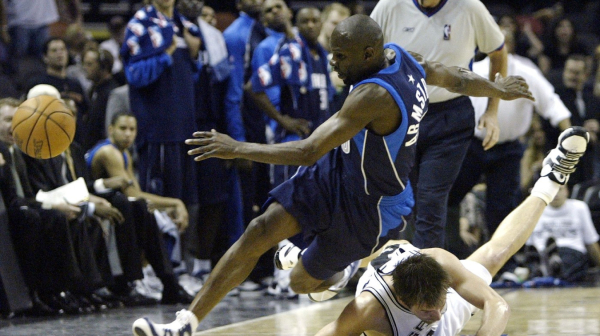 Novi skandal u Dalasu – uhapšen trener, udario ženu pištoljem i pretio da će da je ubije!