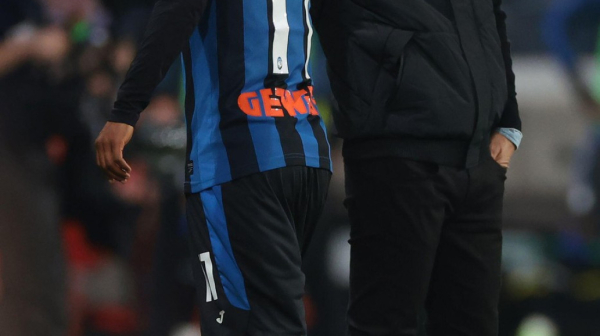 Trener Atalante poludeo na svog igrača: "Jedan je od najgorih, a uzeo je loptu" VIDEO