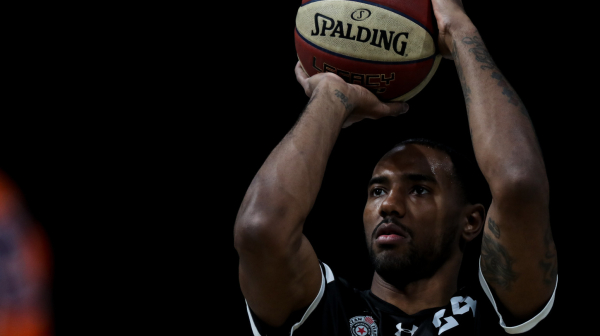 Ajzea Majk oduševio navijače Partizana VIDEO