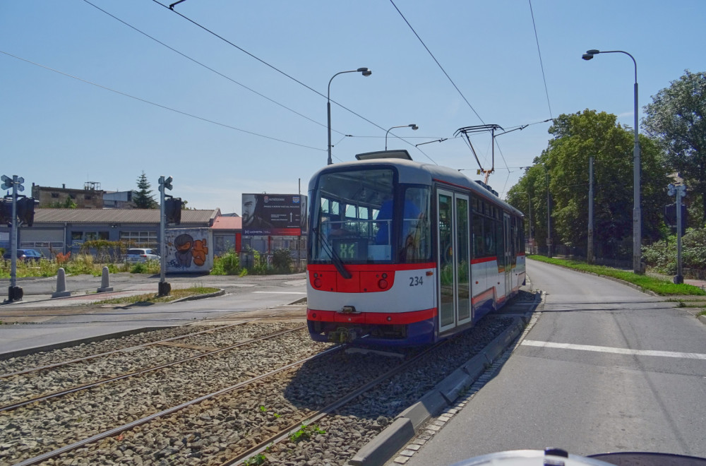 Drama u Osijeku: Bager podigao tramvaj i ostao da visi na žici; "Sam Bog nas je spasio" FOTO