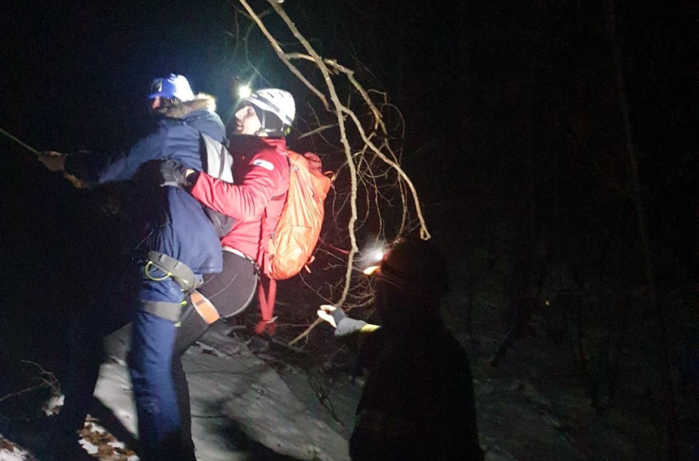 Drama na Tari: Dve osobe bile zarobljene na ivici ambisa FOTO