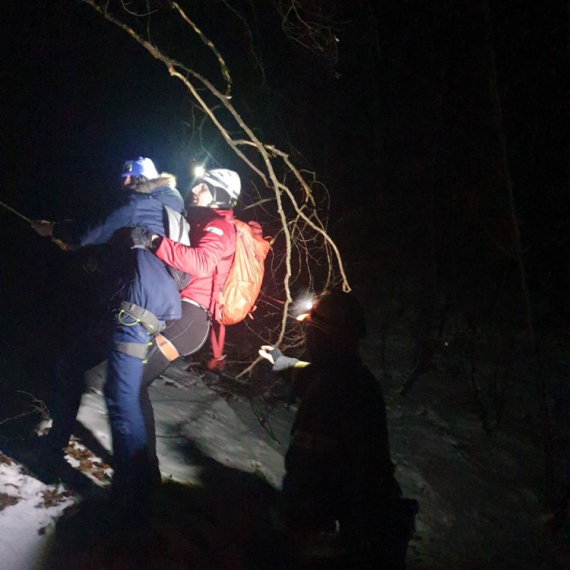 Drama na Tari: Dve osobe bile zarobljene na ivici ambisa FOTO