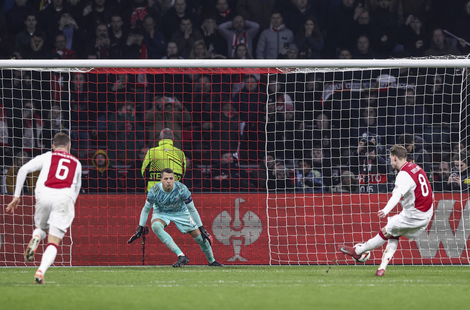 Ajaks čitav meč igrao sa desetoricom i prošao dalje