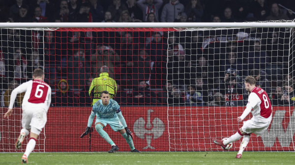 Ajaks čitav meč igrao sa desetoricom i prošao dalje