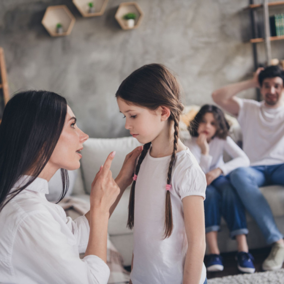 Ove osobine razvijaju deca strogih roditelja: Stalna kritika ostavlja trajne posledice