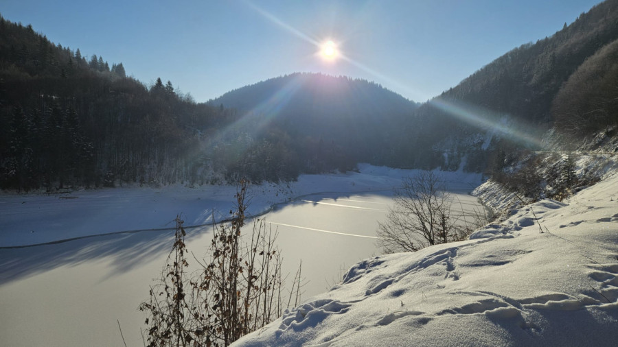 Jezero u Srbiji osvanulo pod debelim ledom: Temperatura pala ispod 20 stepeni FOTO
