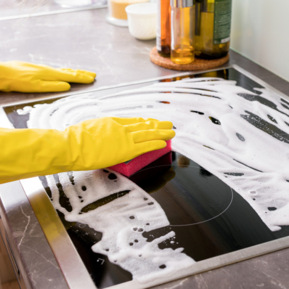 Biće kao nova: Masne naslage "beže" sa ravne ploče samo uz pomoć ovog domaćeg sredstva