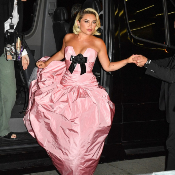 Dramatični detalji jedva skrivaju intimne delove: Kontroverzna lepotica nadmašila sebe FOTO