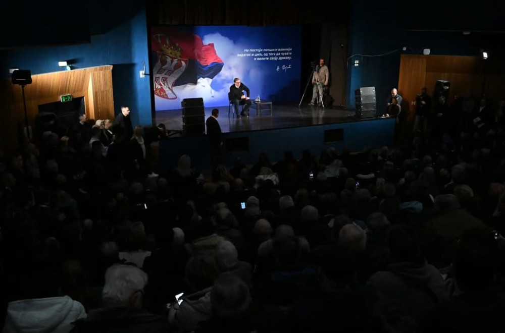 Vučić u Kučevu sa građanima: "Nedostaje još jedan investitor"; "Osnažićemo našu namensku industriju"