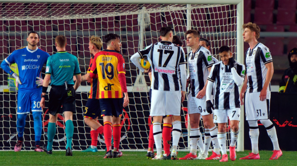 Neverovatne scene u Seriji A – Igrači Udinezea se otimali za loptu da izvedu penal VIDEO