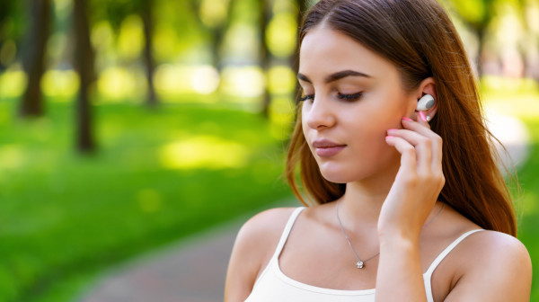 Koristite samo jednu slušalicu? Posle godinu dana imaćete veliki problem