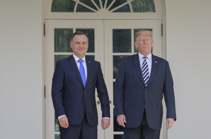Tramp ponizio lidera Poljske; Duda sat vremena čekao ispred vrata, a onda...
