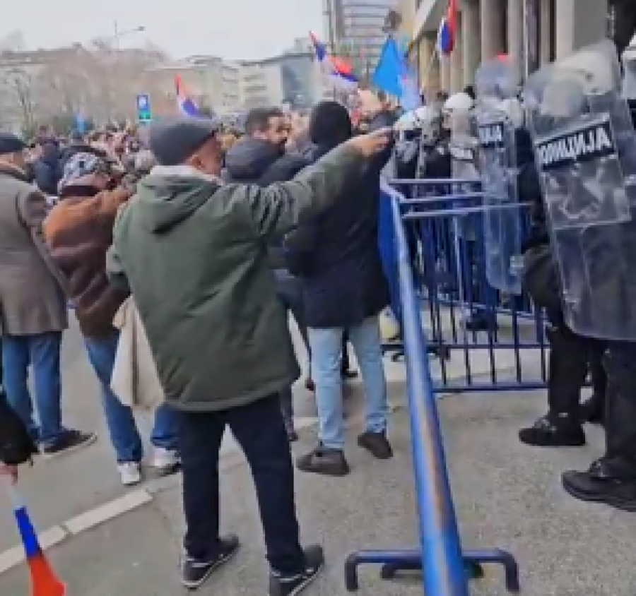 Oglasio se MUP o nasilju u Novom Sadu: Policija napadnuta topovskim udarima, kamenicama... FOTO/VIDEO