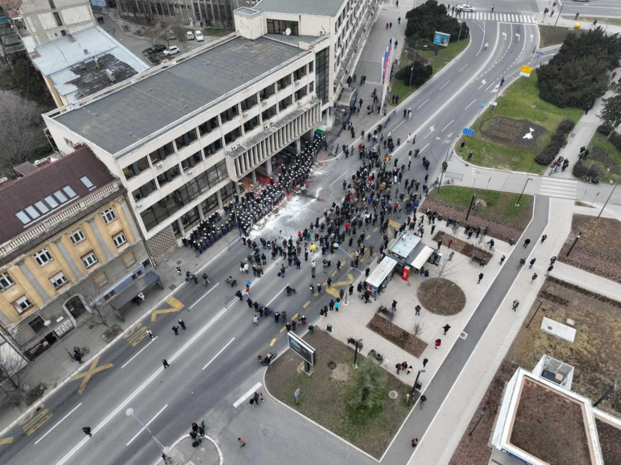 Neviđeno nasilje: Napad na policiju, demonstranti gađaju jajima i farbom zgradu Skupštine grada FOTO/VIDEO