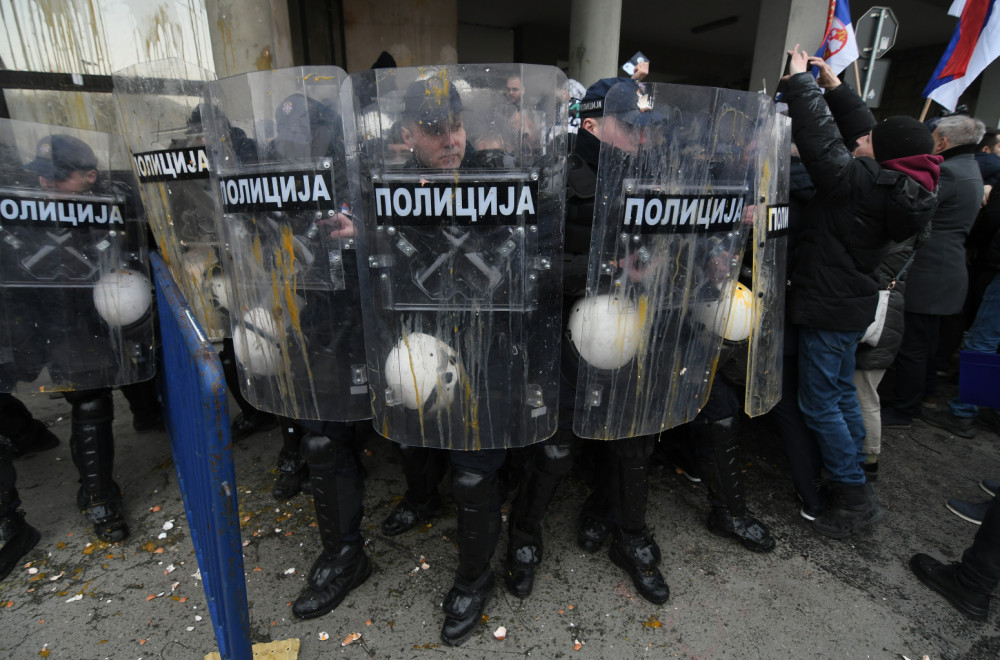 Mediji: Gađaju policiju - ciljaju Srbiju VIDEO