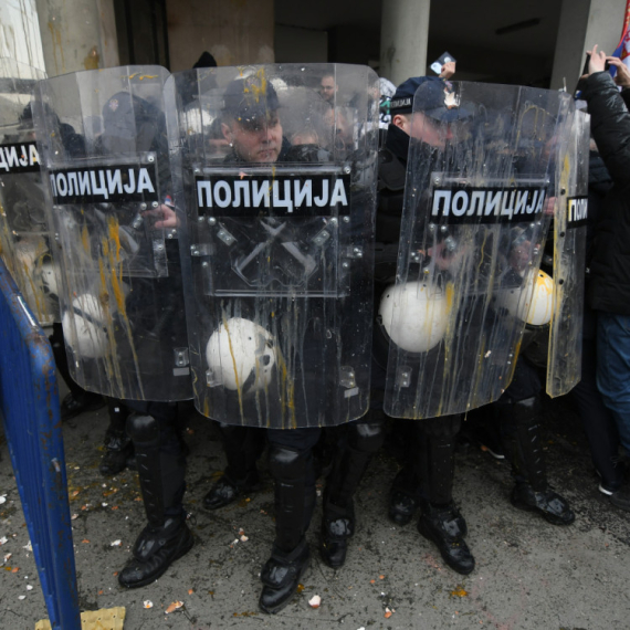 Mediji: Gađaju policiju - ciljaju Srbiju VIDEO