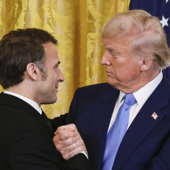 Tramp i Makron nisu mogli da skinu ruke jedan sa drugog VIDEO