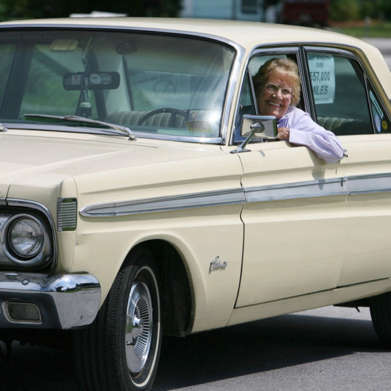 Kupila auto u vreme Bitlsa, potpisala doživotnu garanciju i prešla 900.000 km! VIDEO