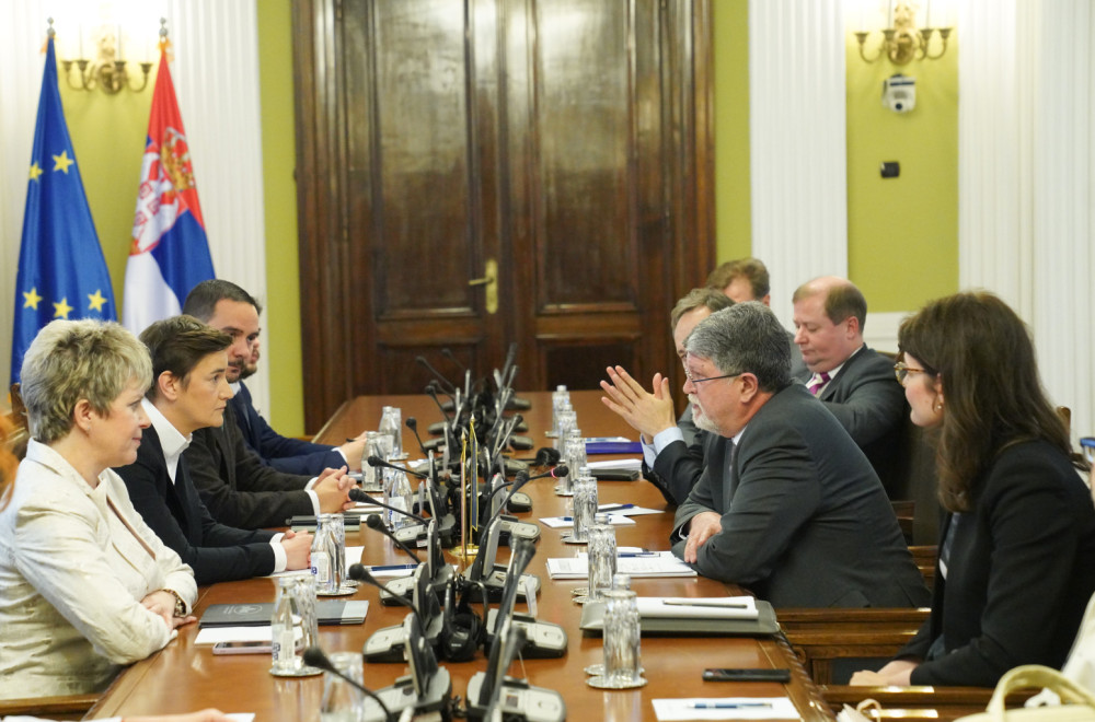 Poslanici vladajuće koalicije Piculi izneli zamerke na nacrt izveštaja o Srbiji