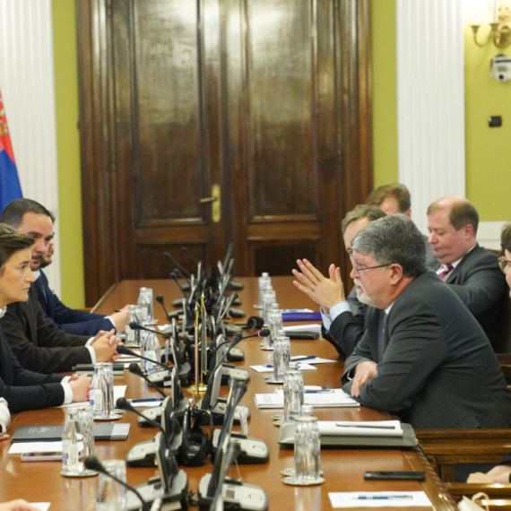 Poslanici vladajuće koalicije Piculi izneli zamerke na nacrt izveštaja o Srbiji