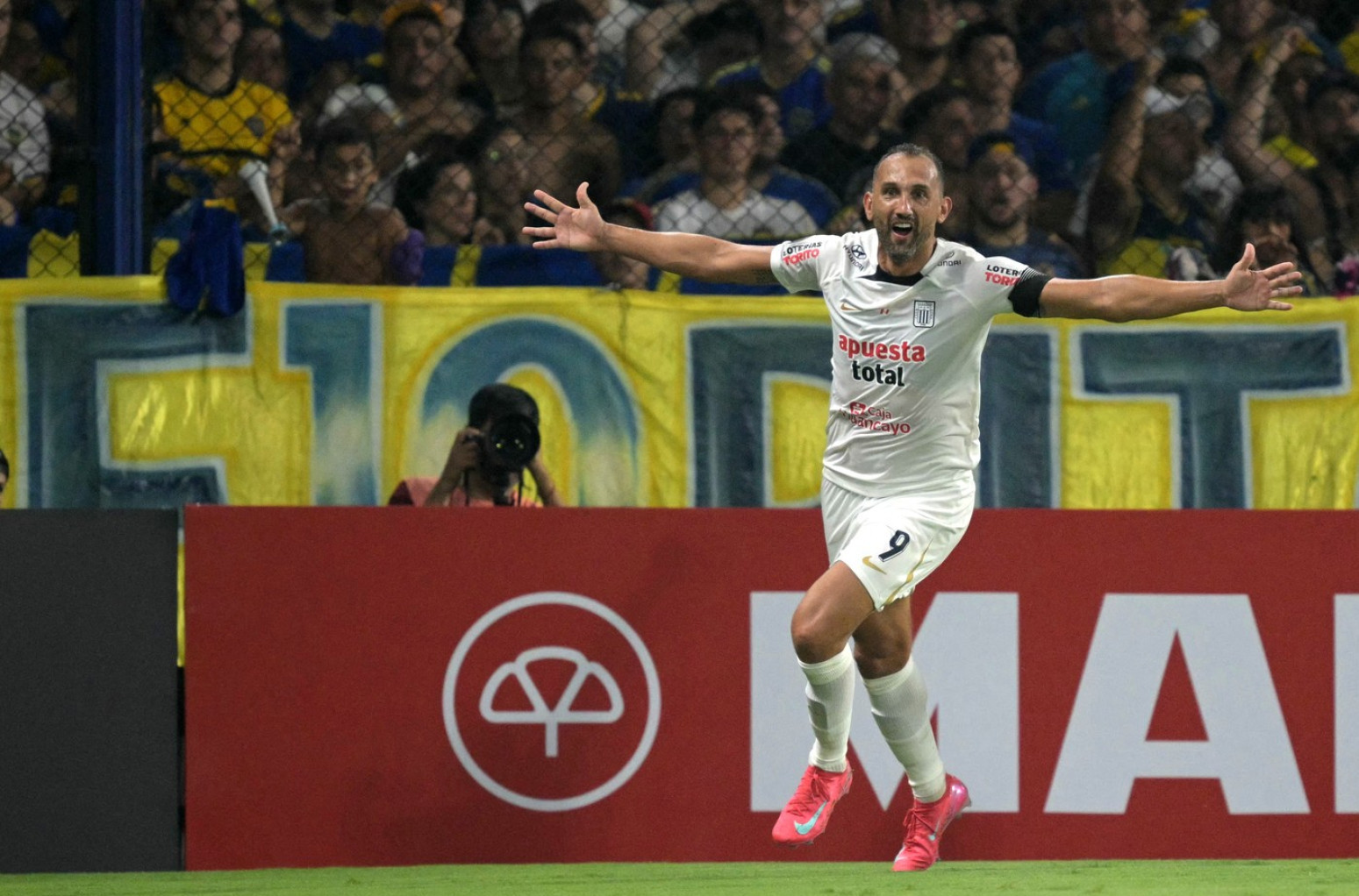 Muk na Bombonjeri: "Deda" Barkos izbacio Boku – Kavani promašio prazan gol u 98. VIDEO