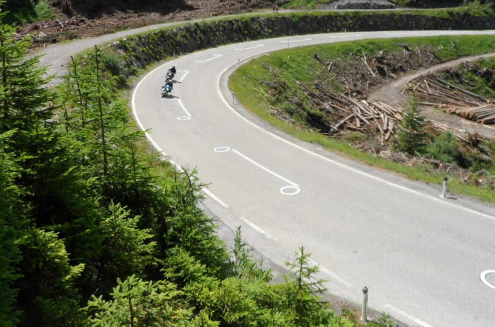 Da li znate šta znače ovi krugovi na putu? Ima ih u evropskim zemljama FOTO