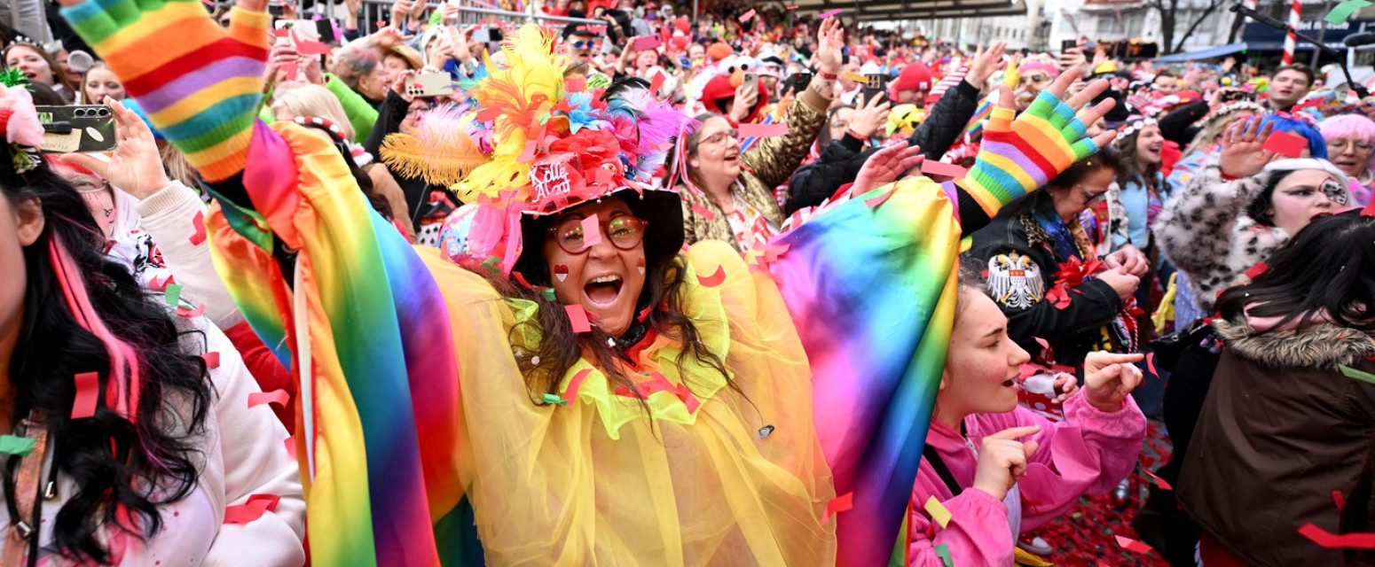 Vrhunac karnevala u Nemačkoj: Babe preuzele većnicu, veseljaci ulice VIDEO