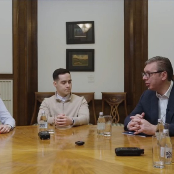 Studenti posetili Vučića na radnom mestu; "Uvek se radujem razgovoru s mladima" VIDEO
