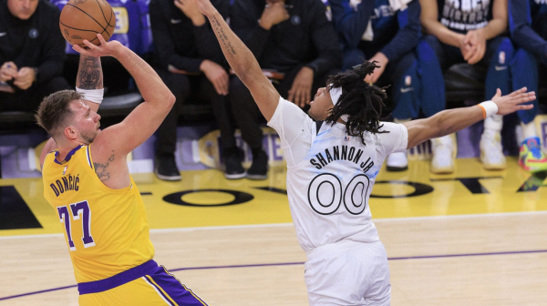 Lejkersi srušili Minesotu – svi pričaju o Dončićevoj ludoj trojci; Edvards isključen, "gađao" publiku VIDEO