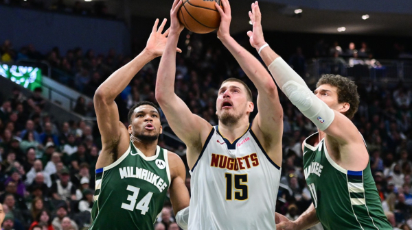 Adetokumbo otkrio kako se igra odbrana na Jokiću