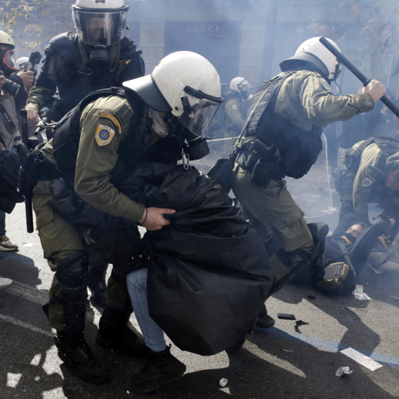 Policija na demonstrante mecima, suzavacem, topovima i bombama: Krvavi Prvi maj u Evropi
