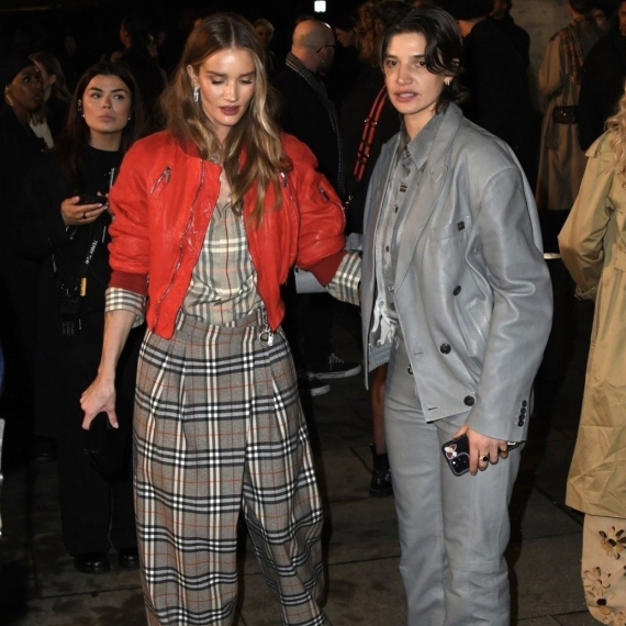 Slavna manekenka nosi najomiljeniji dezen ove sezone – i stoji joj savršeno FOTO