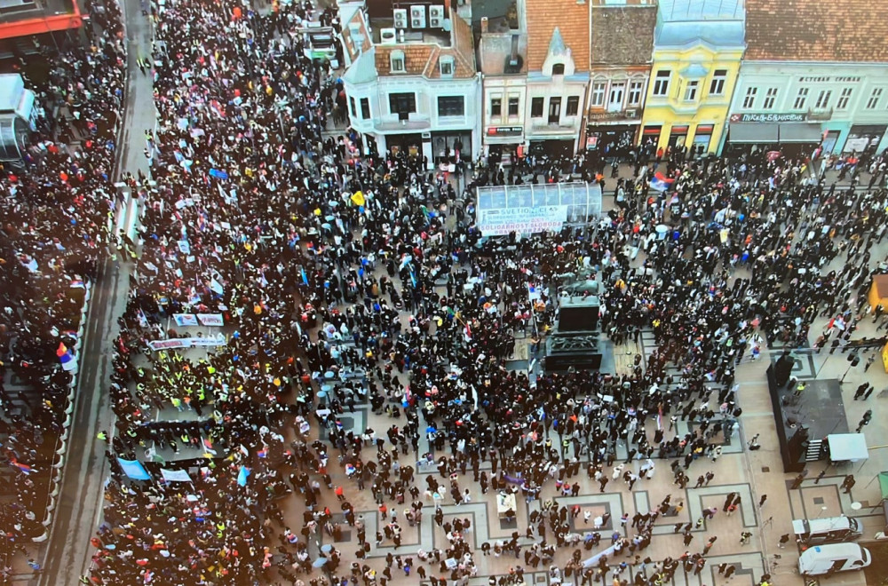 "Studentski" protesti: Kolone pristalica opozicije pristigle na Trg kralja Milana; Prebrojano 11.264 FOTO