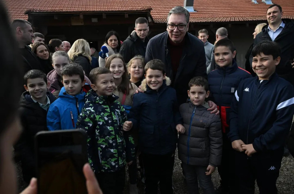Vučić sa najmlađima u Kladovu: Dogovorili smo se da oni, kao veliki fudbaleri, nemaju više male golove FOTO