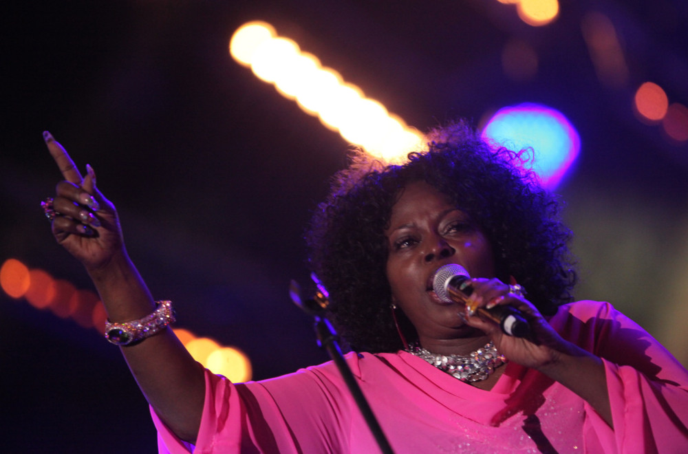 Pevačica Endži Stoun poginula u saobraćajnoj nesreći